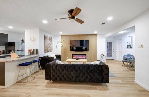 White Rock Hills Maison | Panoramic 4BR/3B Home with Pool, Grill, Sauna & Game Room