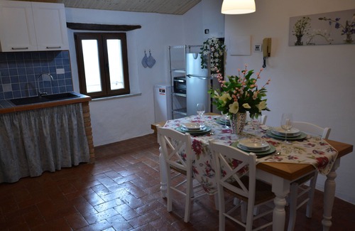 Radicondoli Appartement | Panoramic apartment in medieval village