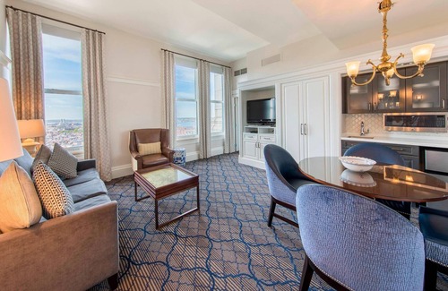 Downtown Boston Station Balnéaire | Panoramic Harbor Views from CustomHouse Observation Deck, 1-Bedroom Suite