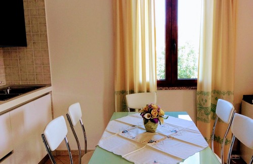 Teulada Maison | maison panoramique entourée de verdure avec parking