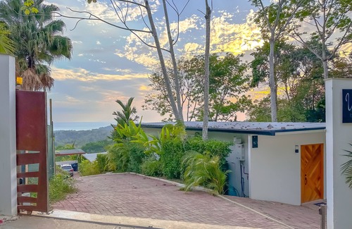 Ciudad Cortes Maison | Panoramic Ocean View: Modern Home + Pool