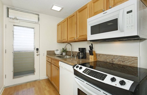 Diamond Head - Kapahulu - St. Louis Copropriété | 20th Floor, Quiet End of Waikiki, Beachfront with Diamond Head View!