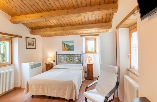 Caprese Michelangelo Maison | Panoramic stone apartment with swimming pool