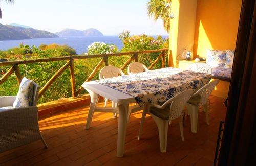 Vulcano Porto Appartement | Appartement panoramique avec grand patio à Vulcano