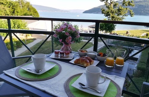 Duingt Appartement | Vue panoramique La baie des voiles Les pieds dans l'eau LAC ANNECY DUINGT