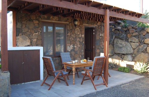 Tabayesco Villa | Vue panoramique sur la baie d'Arrieta, jardin privé, à 1 Km de la plage