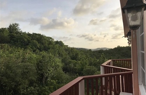 Corinthe Appartement | Panoramic view top floor apartment 10mins from Castries and Rodney Bay