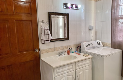 Corinthe Appartement | Panoramic view top floor apartment 10mins from Castries and Rodney Bay