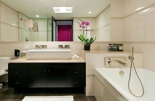 Rose Hill Hôtel | Panoramic Views from Rooftop Bar! Minutes to Times Square, Pets Allowed, Pool!