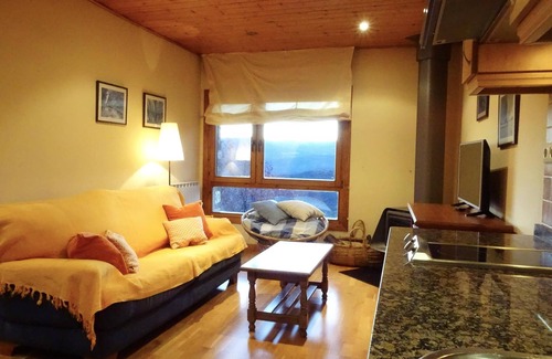 Calbinya Cottage | Vues panoramiques. Dans un petit village des Pyrénées. Barbecue privé.