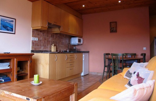 Calbinya Cottage | Vues panoramiques. Dans un petit village des Pyrénées. Barbecue privé.