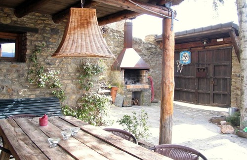 Calbinya Cottage | Vues panoramiques. Dans un petit village des Pyrénées. Barbecue privé.