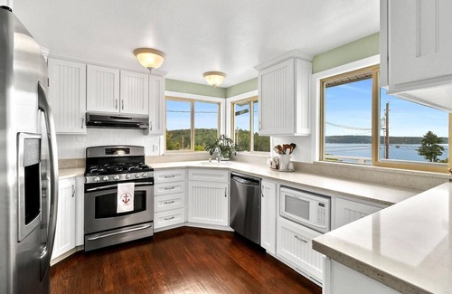 Gig Harbor Maison | Panoramic views, walking distance to downtown and NEW AC