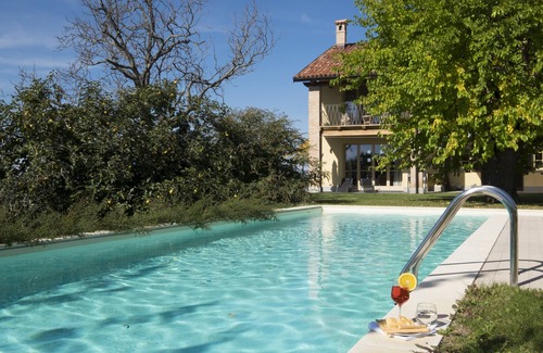 Farigliano Villa | Villa panoramique sur les collines des Langhe nichée parmi les vignobles de la piscine du parc