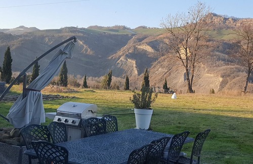Borgo Tossignano Lit Et Petit-Déjeuner | Panoramic Vistas, Contemporary living & Winelands - 15 minutes from Imola
