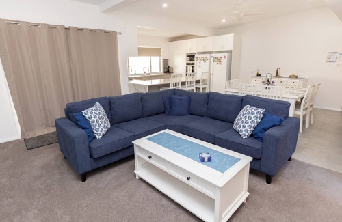 Corlette Maison | Pantowora Beach Gem. Close to the beach and shops.