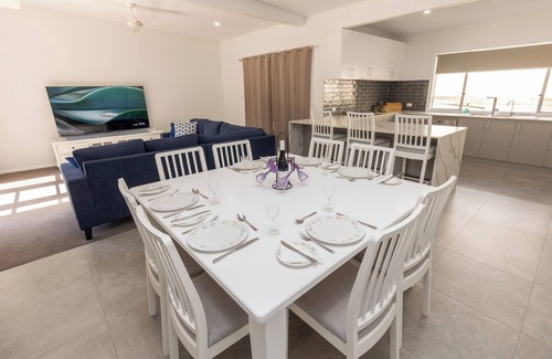 Corlette Maison | Pantowora Beach Gem. Close to the beach and shops.