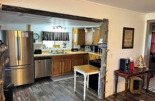 Olney Cabine | Papa's Cabin - Enjoy the peace and quiet with 40 acres and a 5 acre lake!