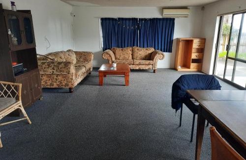 Papamoa Beach Maison | Papamoa Backpack House