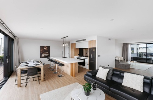 Papamoa Beach Maison | Papamoa Beach Coastal Oasis. Heated Pool, Sauna, Spa & Games room. Up to 20 Ppl