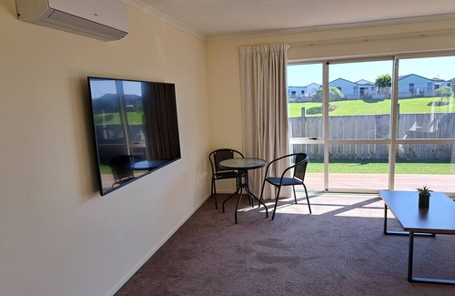 Papamoa Beach Appartement | Papamoa Beach Warm Modern & Secure Local Apartment