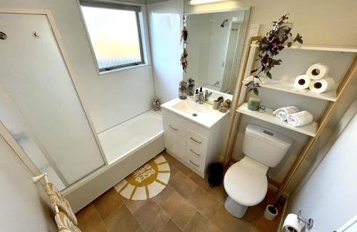 Papamoa Beach Appartement | Papamoa Two Rooms & Kitchenette - Dogs welcome