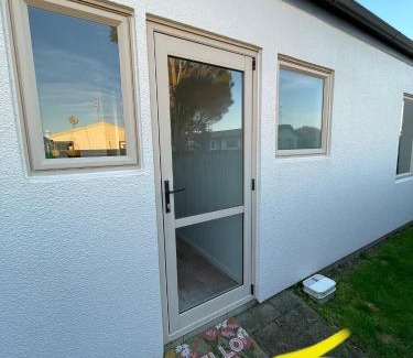 Papamoa Beach Appartement | Papamoa Two Rooms & Kitchenette - Dogs welcome