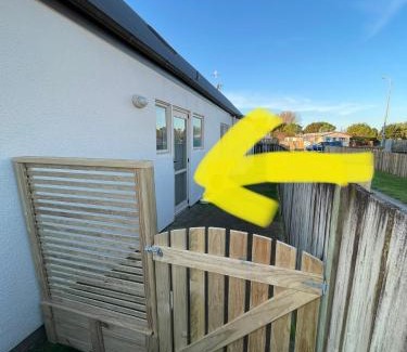 Papamoa Beach Appartement | Papamoa Two Rooms & Kitchenette - Dogs welcome