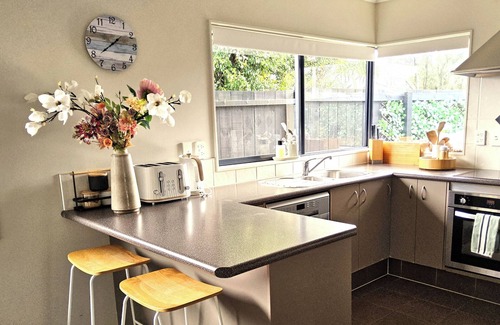 Papamoa Beach Maison | Papamoa Waves - Seaside Getaway