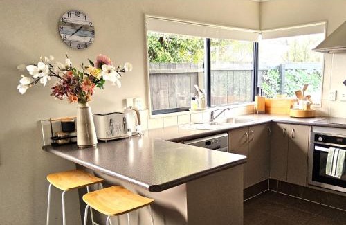 Papamoa Beach Maison | Papamoa Waves - Seaside Getaway