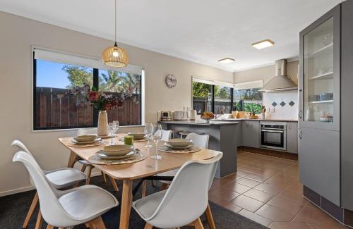 Papamoa Beach Maison | Papamoa Waves - Seaside Getaway