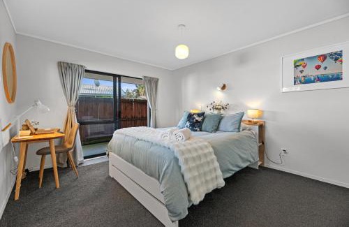 Papamoa Beach Maison | Papamoa Waves - Seaside Getaway