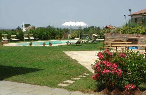 Cortona Appartement | Papavero est un appartement autonome avec une grande piscine, WiFi gratuit et un parking
