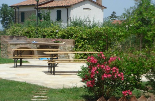 Cortona Appartement | Papavero est un appartement autonome avec une grande piscine, WiFi gratuit et un parking