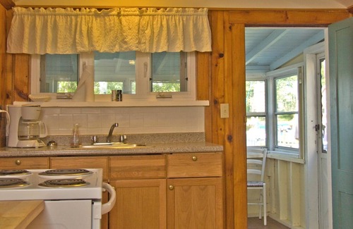 Gilford Cottage | Location au bord du lac confortable pour deux