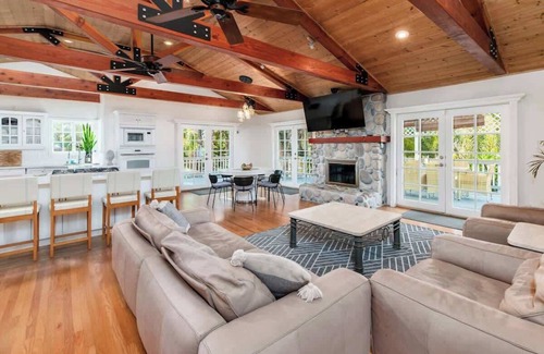 Mount Helix Maison | Paradise Lagoon Resort Style Pool Getaway