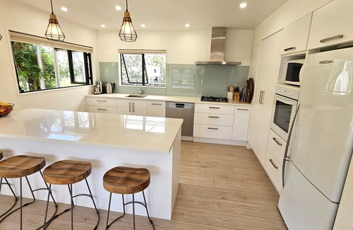 Matarangi Maison | Paradise on Pacific Parade - Matarangi Retreat