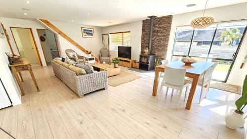 Matarangi Maison | Paradise on Pacific Parade - Matarangi Retreat