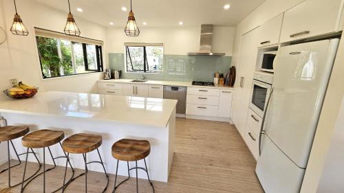 Matarangi Maison | Paradise on Pacific Parade - Matarangi Retreat