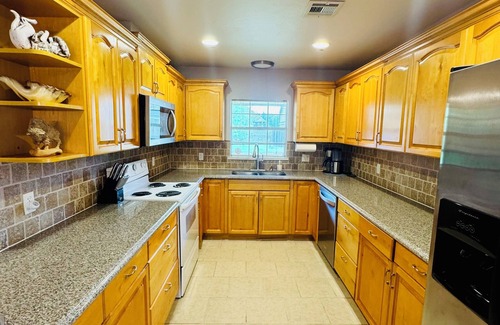 Oklahoma City Maison | Clean, Cozy 2 BR 2 Bath Home - Conveniently Located and Perfect for Your Stay