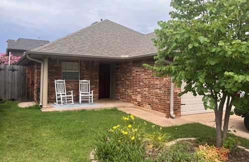 Oklahoma City Maison | Clean, Cozy 2 BR 2 Bath Home - Conveniently Located and Perfect for Your Stay
