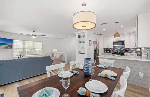 Laguna Beach Estates Maison | Paradise Palms: Prvt Swim Spa, Pets OK, Games, 1 Blk to Bch, FREE Activities!