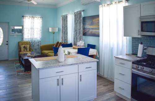 Marsh Harbour Appartement | Paradise Pines Villa: Parrot. (with back up generator)