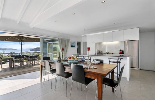 Ngakuta Bay Maison | Paradise Lodge - Momorangi Bay Holiday Home, PICTON