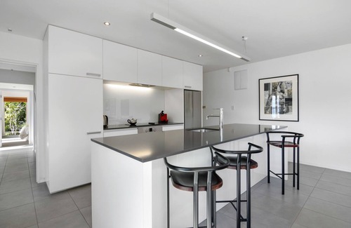 Ngakuta Bay Maison | Paradise Lodge - Momorangi Bay Holiday Home, PICTON