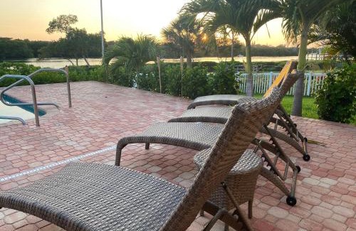 Sorrento Shores Villa | Paradise with a pool, pier and private beach area
