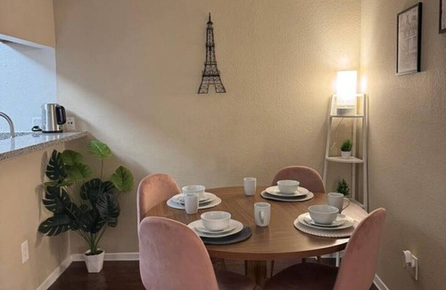 Astrodome Appartement | Paris Balcony by Medical Center & NRG Stadium!