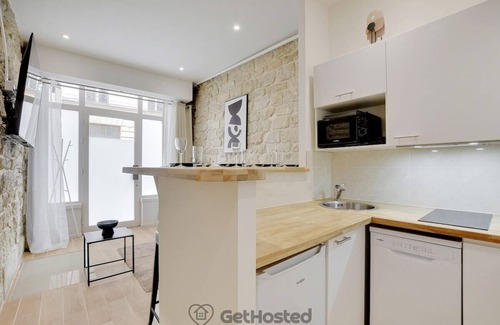 Quartier de la Porte-Saint-Denis Appartement | Paris Hideaway: Private Cinema – GetHosted