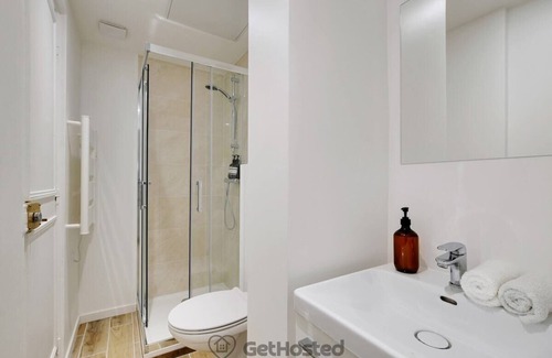 Quartier de la Porte-Saint-Denis Appartement | Paris Hideaway: Private Cinema – GetHosted