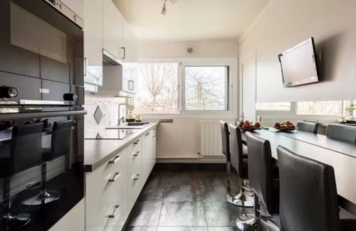 Levallois-Perret Appartement | Paris-Levallois grand appartement 4*: 2 chamb. asc, parking privé près metro/bus